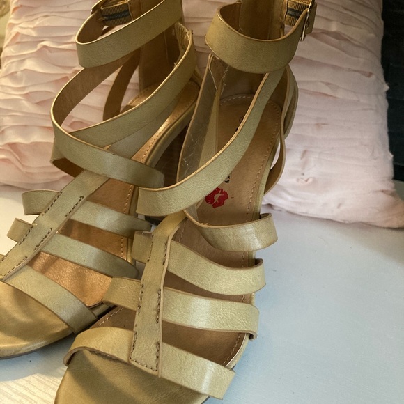 Hot Kiss wedged heel sandals. - Picture 4 of 5